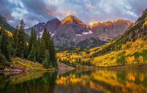 Mountains during the autumn, with the reflection of trees in the lake in front