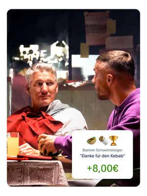 Bastian Schweinsteiger und Lukas Podolski beim Essen im Restaurant. Eingeblendet ist ein Bildschirm der PayPal-App, der zeigt, wie Bastian Schweinsteiger Geld für den Kebab an Lukas Podolski sendet.