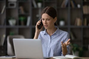 une femme évitant les arnaques en ligne