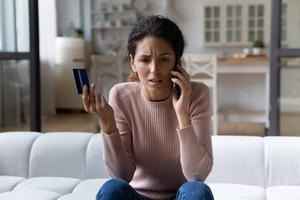 une femme victime de vishing, le hameçonnage téléphonique