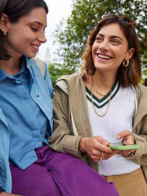 Deux femmes souriantesDeux femmes souriantes