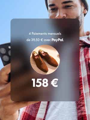 Personne regardant son téléphone avec une superposition "Payer en 4X".