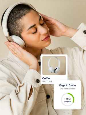 Una persona che ascolta la musica con le cuffie. Accanto alla foto c'è un esempio dell'app che mostra l'opzione Paga in 3 rate.