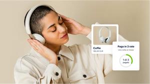 Una persona che ascolta la musica con le cuffie. Accanto alla foto c'è un esempio dell'app che mostra l'opzione Paga in 3 rate.