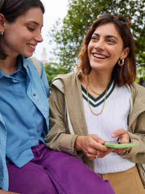 Due donne sorridenti